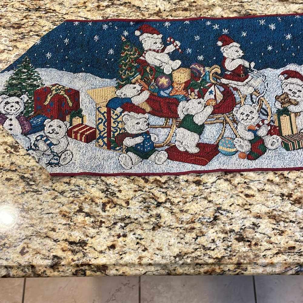 Vintage 72” Polar Bear Table Runner with 5 matching placemats SEE AL…